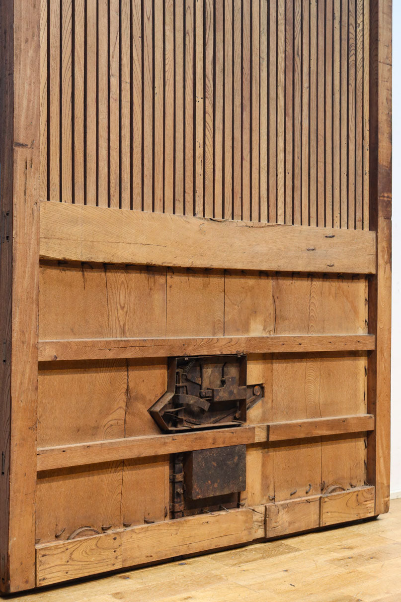 幅1349ミリ　美しい艶色に重厚な鉄板を施した貫禄漂う総欅富山蔵戸　G2539