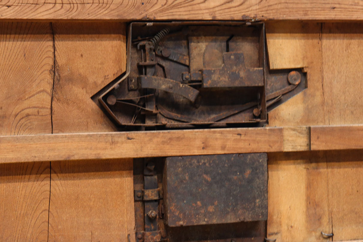 幅1349ミリ　美しい艶色に重厚な鉄板を施した貫禄漂う総欅富山蔵戸　G2539