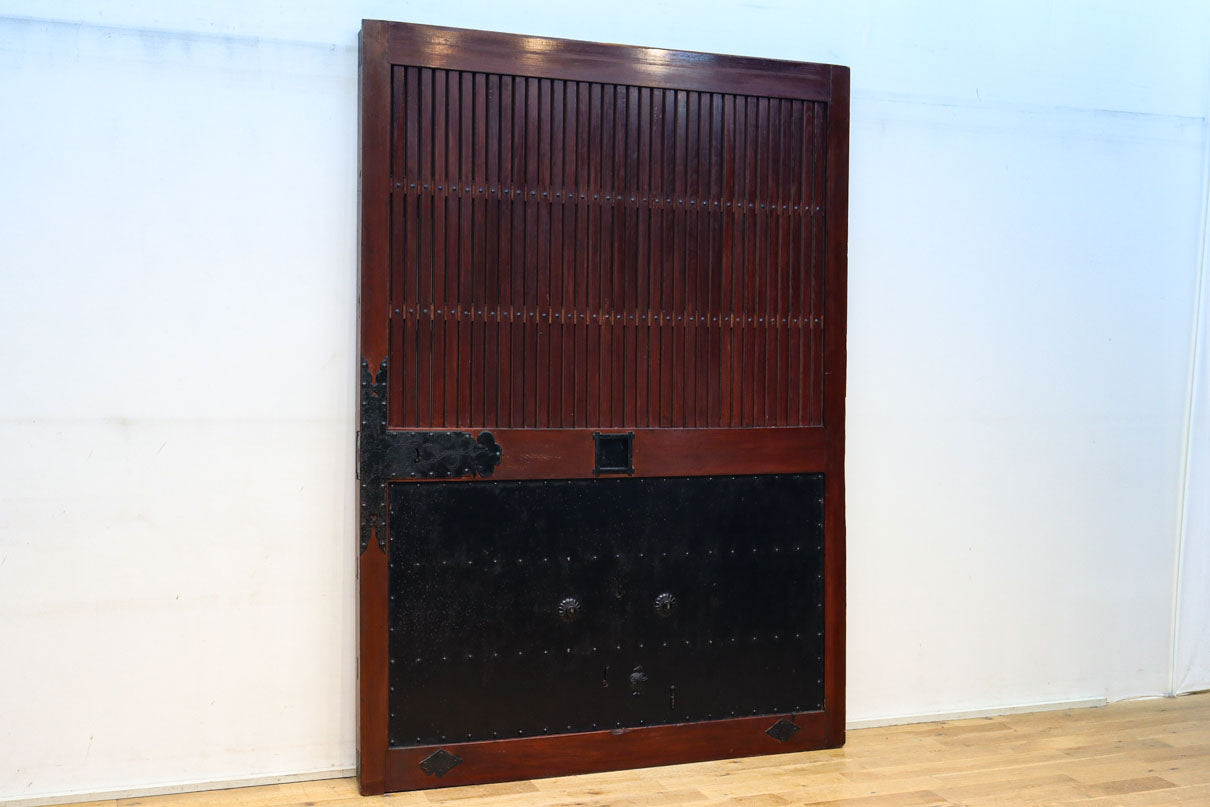 幅1349ミリ　美しい艶色に重厚な鉄板を施した貫禄漂う総欅富山蔵戸　G2539