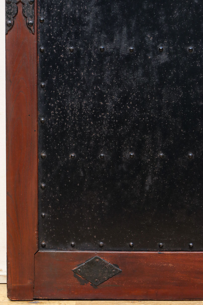 幅1349ミリ　美しい艶色に重厚な鉄板を施した貫禄漂う総欅富山蔵戸　G2539