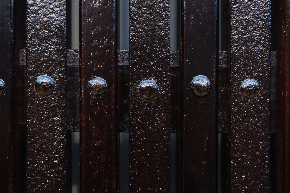 幅1178ミリ高さ2015ミリ！！　鉄金具を多用した重厚感溢れる総欅富山蔵戸　G2541