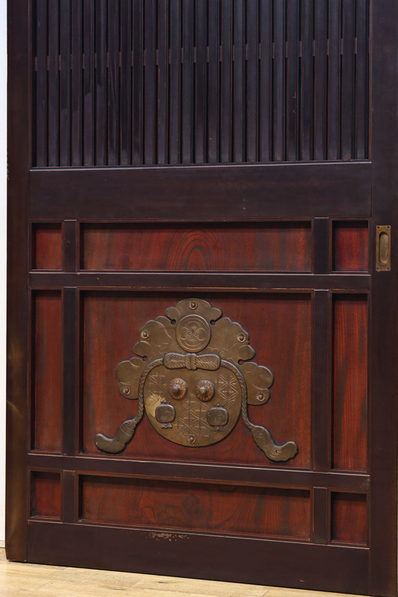 1026ミリ　上品な色艶に見事な真鍮製の巾着金具が佇む格子造りの富山蔵戸　G2543