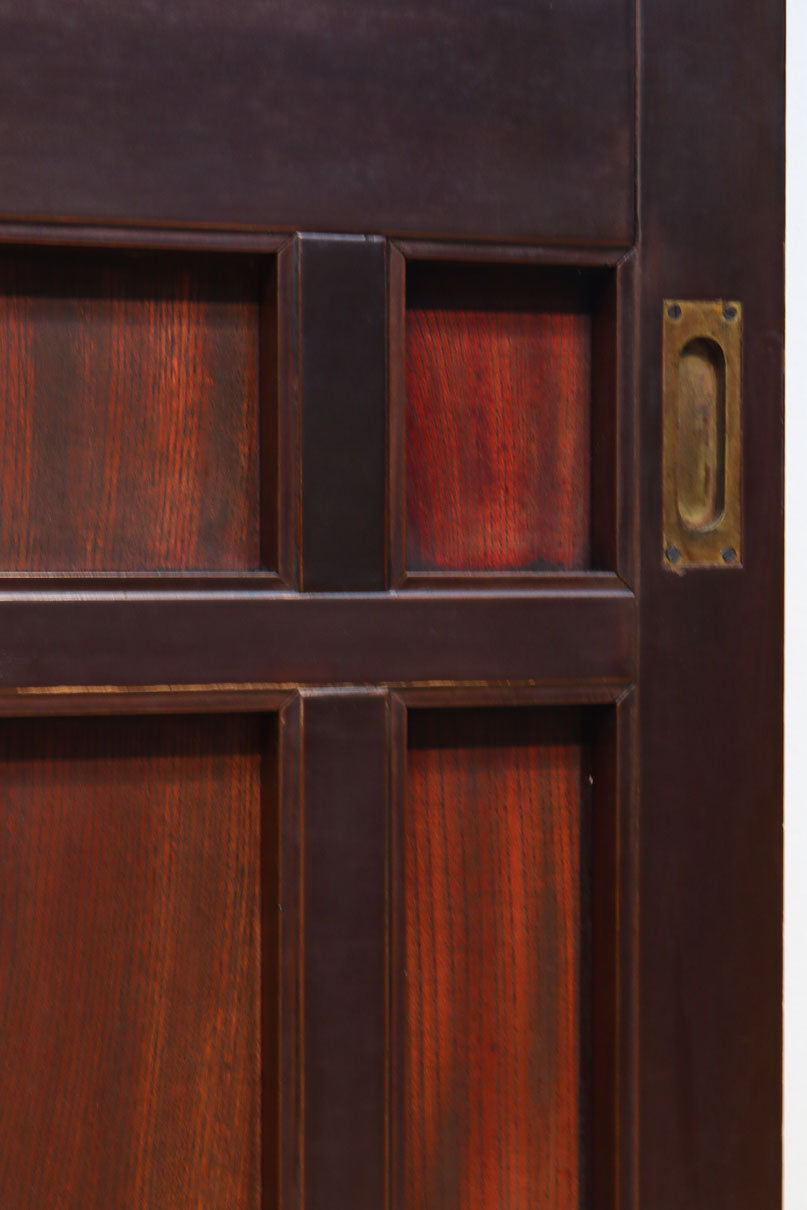 1026ミリ　上品な色艶に見事な真鍮製の巾着金具が佇む格子造りの富山蔵戸　G2543