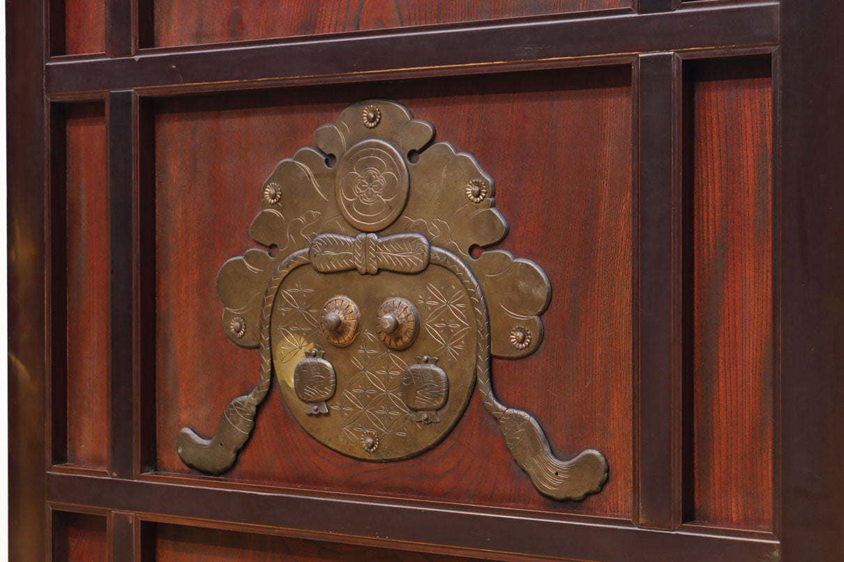 1026ミリ　上品な色艶に見事な真鍮製の巾着金具が佇む格子造りの富山蔵戸　G2543