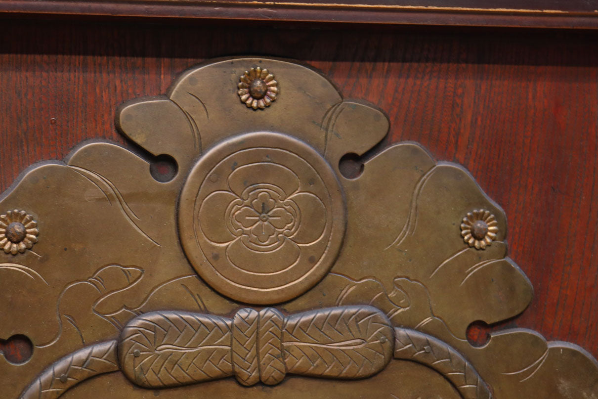 1026ミリ　上品な色艶に見事な真鍮製の巾着金具が佇む格子造りの富山蔵戸　G2543