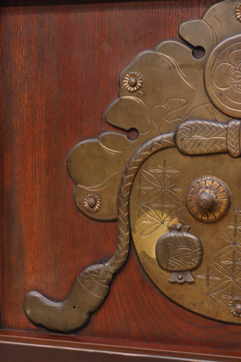 1026ミリ　上品な色艶に見事な真鍮製の巾着金具が佇む格子造りの富山蔵戸　G2543