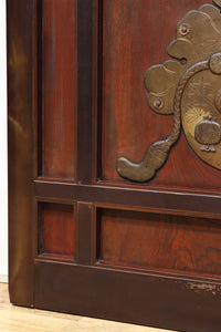 1026ミリ　上品な色艶に見事な真鍮製の巾着金具が佇む格子造りの富山蔵戸　G2543