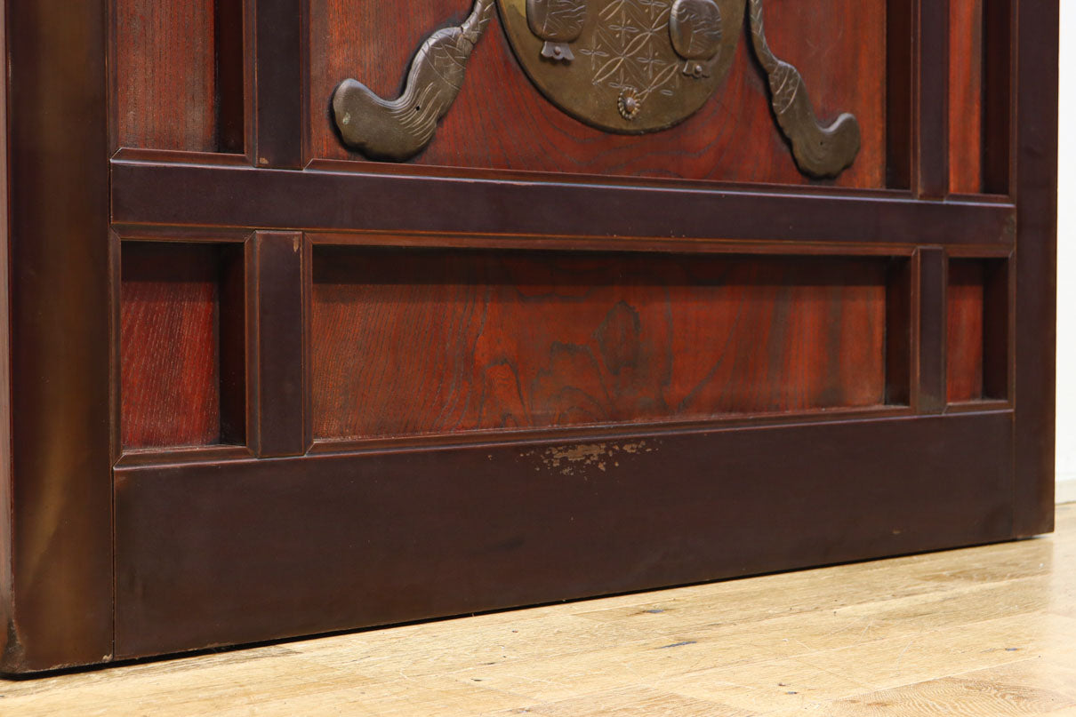 1026ミリ　上品な色艶に見事な真鍮製の巾着金具が佇む格子造りの富山蔵戸　G2543