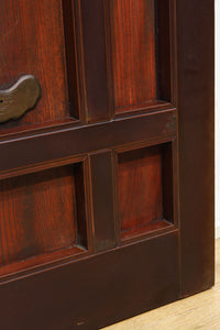 1026ミリ　上品な色艶に見事な真鍮製の巾着金具が佇む格子造りの富山蔵戸　G2543