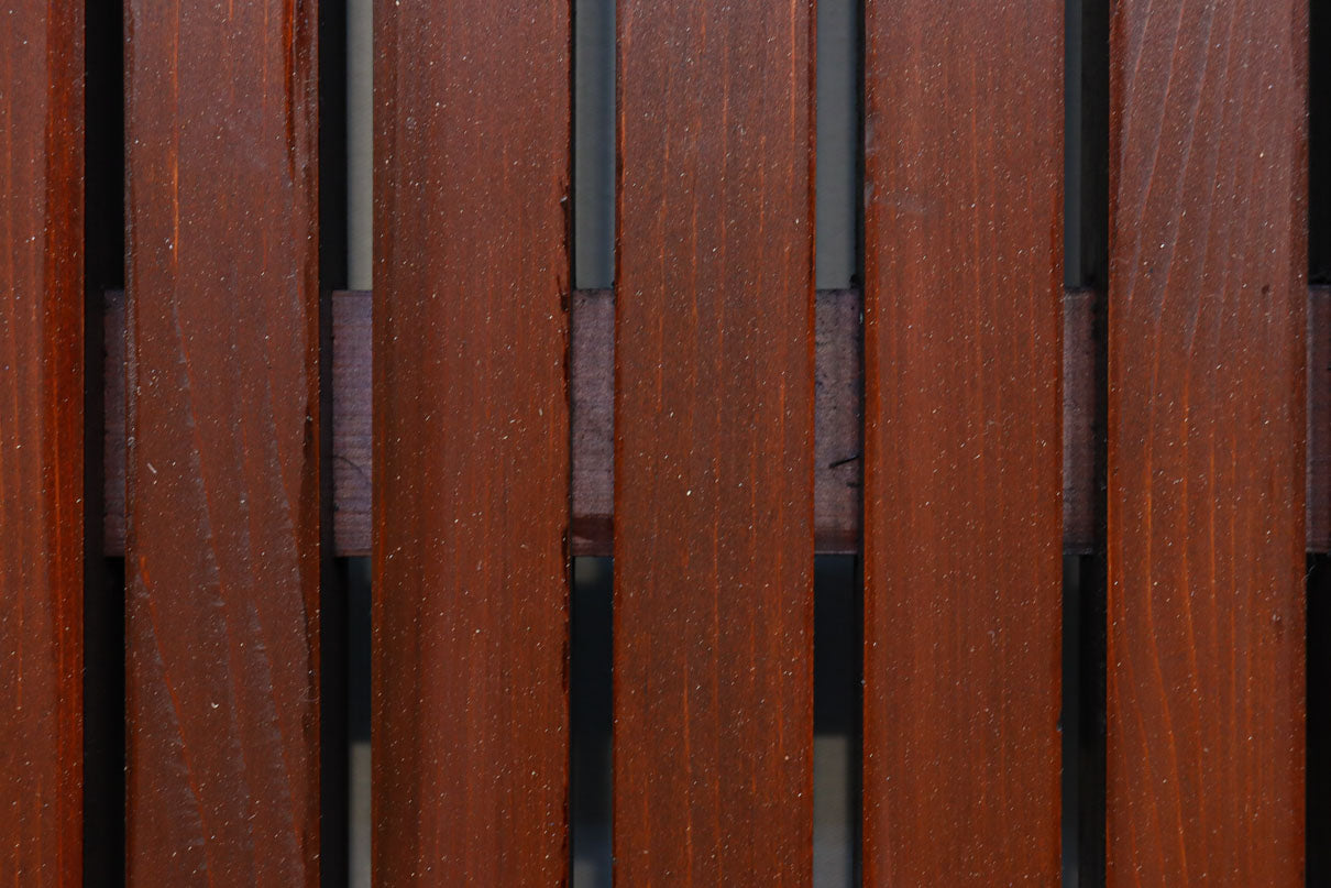 1026ミリ　上品な色艶に見事な真鍮製の巾着金具が佇む格子造りの富山蔵戸　G2543