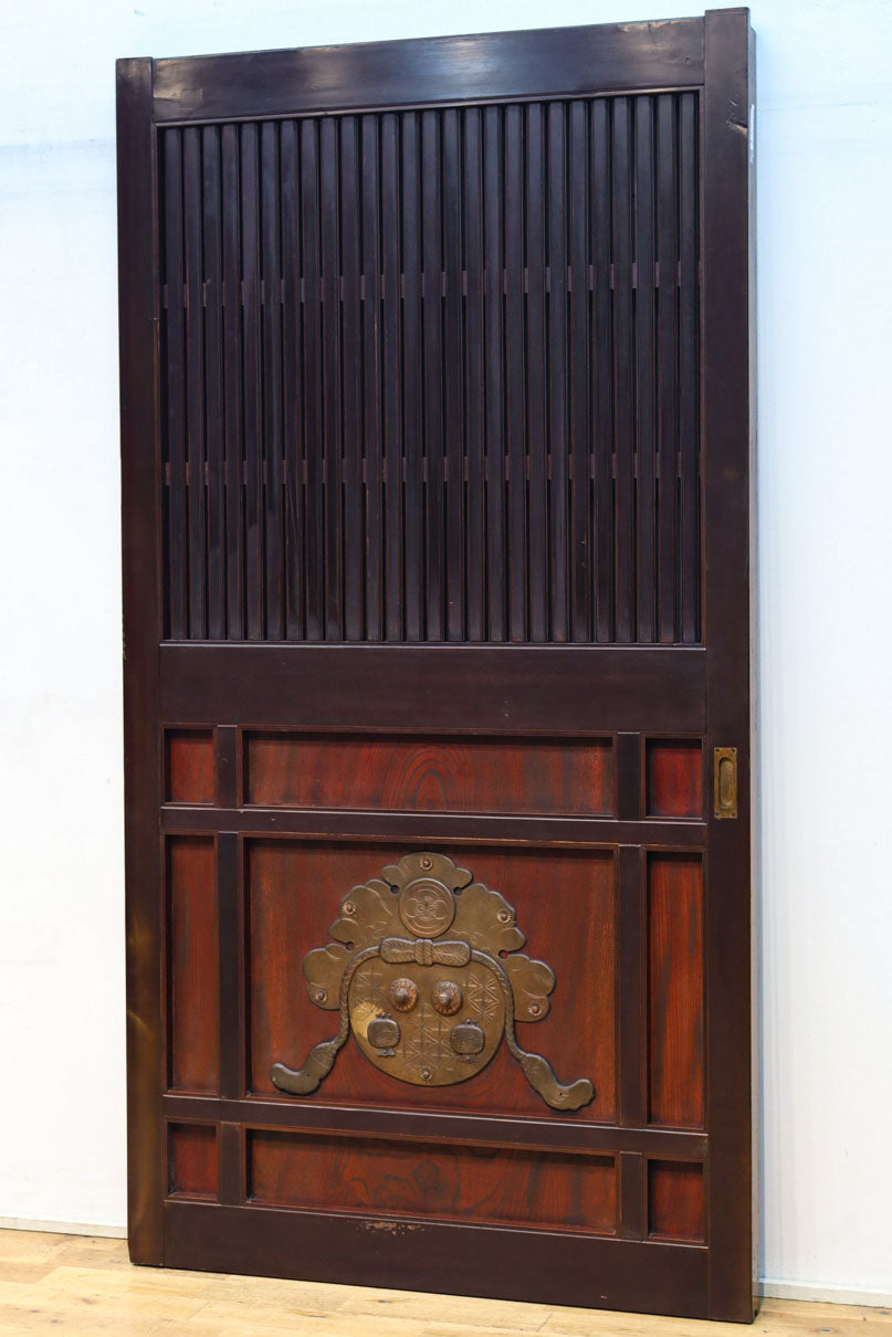 1026ミリ　上品な色艶に見事な真鍮製の巾着金具が佇む格子造りの富山蔵戸　G2543