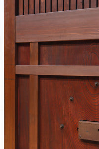 1026ミリ　上品な色艶に見事な真鍮製の巾着金具が佇む格子造りの富山蔵戸　G2543