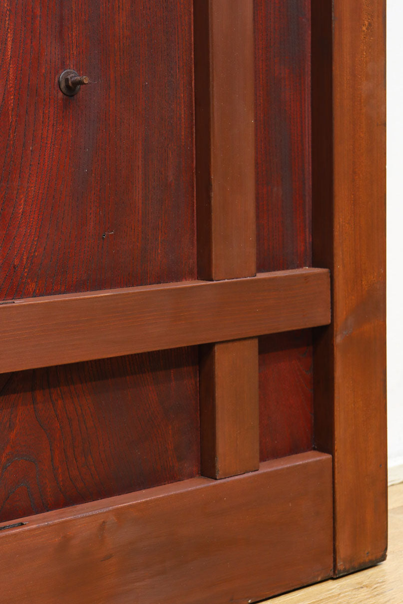 1026ミリ　上品な色艶に見事な真鍮製の巾着金具が佇む格子造りの富山蔵戸　G2543