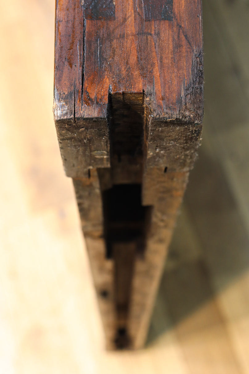 1026ミリ　上品な色艶に見事な真鍮製の巾着金具が佇む格子造りの富山蔵戸　G2543