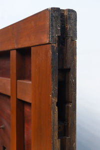 1026ミリ　上品な色艶に見事な真鍮製の巾着金具が佇む格子造りの富山蔵戸　G2543