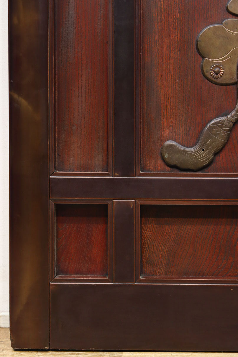 1026ミリ　上品な色艶に見事な真鍮製の巾着金具が佇む格子造りの富山蔵戸　G2543