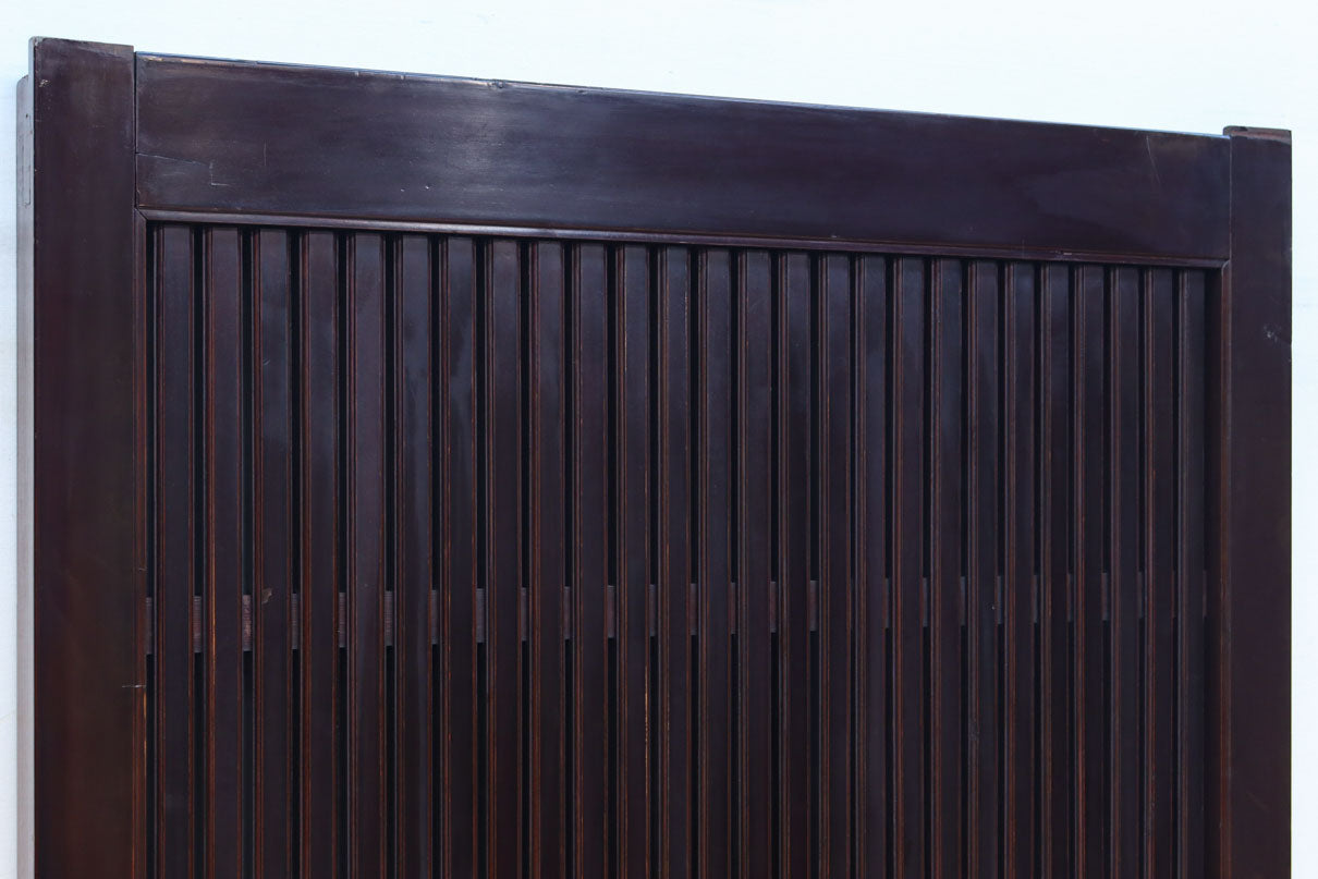 1026ミリ　上品な色艶に見事な真鍮製の巾着金具が佇む格子造りの富山蔵戸　G2543