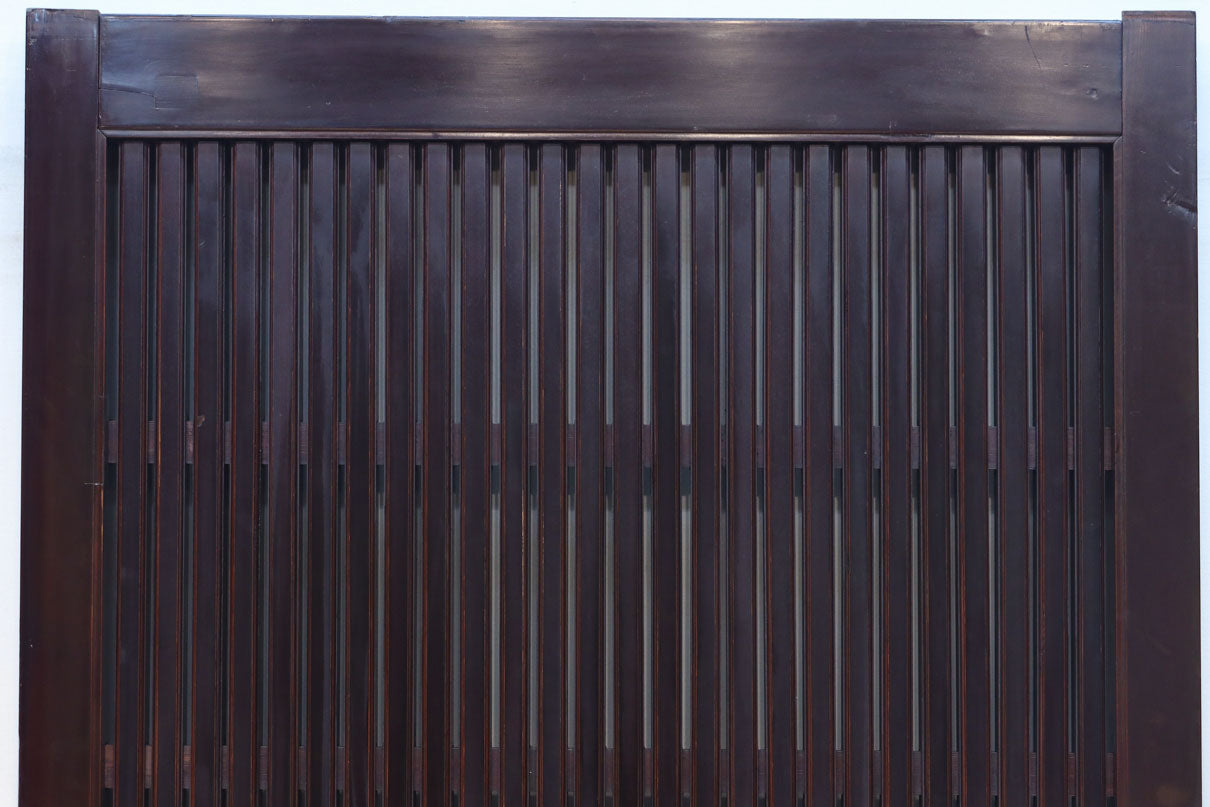 1026ミリ　上品な色艶に見事な真鍮製の巾着金具が佇む格子造りの富山蔵戸　G2543