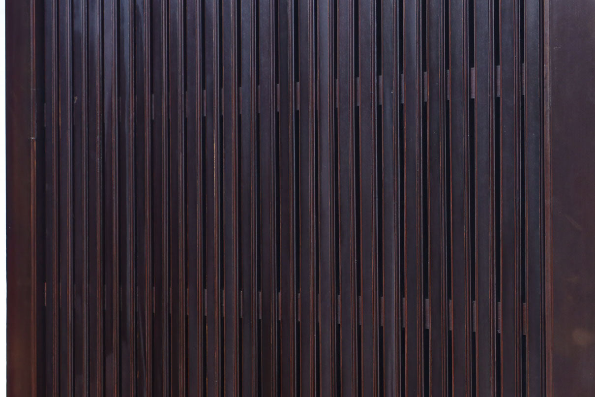 1026ミリ　上品な色艶に見事な真鍮製の巾着金具が佇む格子造りの富山蔵戸　G2543