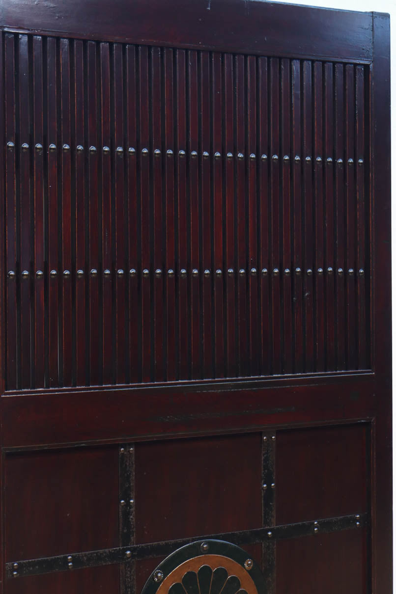 幅1075ミリ　優雅な光沢を放つ格子づくりの味わい深い蔵戸　G2547