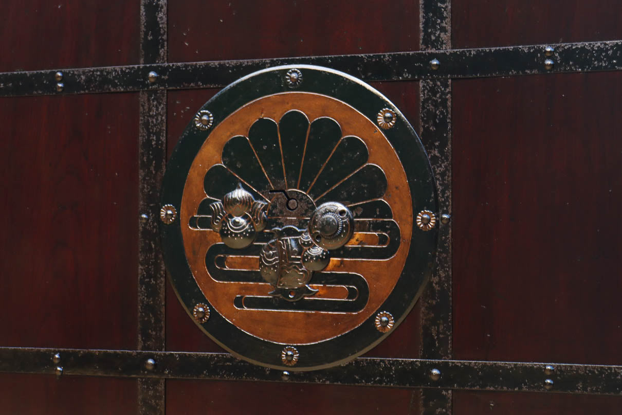 幅1075ミリ　優雅な光沢を放つ格子づくりの味わい深い蔵戸　G2547