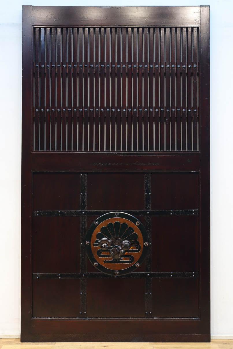 幅1075ミリ　優雅な光沢を放つ格子づくりの味わい深い蔵戸　G2547