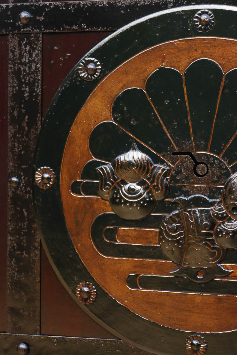 幅1075ミリ　優雅な光沢を放つ格子づくりの味わい深い蔵戸　G2547