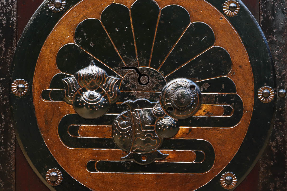 幅1075ミリ　優雅な光沢を放つ格子づくりの味わい深い蔵戸　G2547