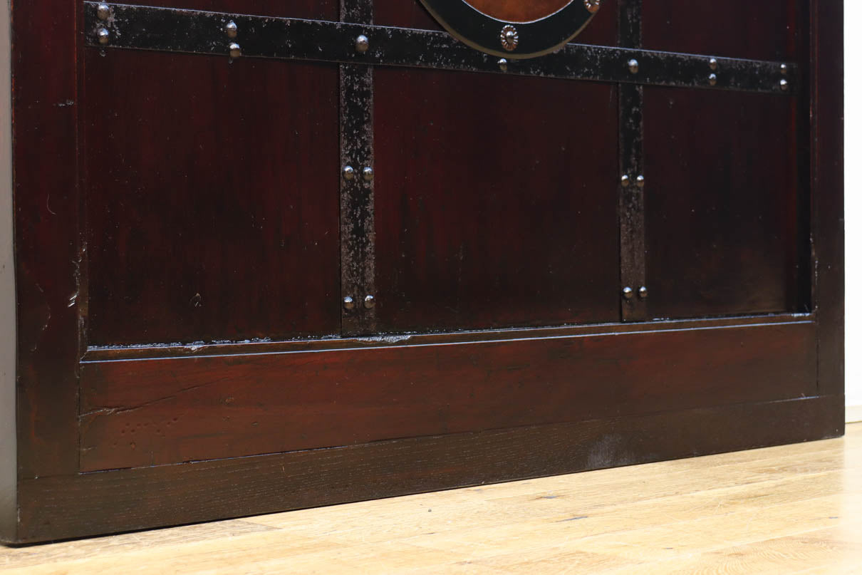 幅1075ミリ　優雅な光沢を放つ格子づくりの味わい深い蔵戸　G2547