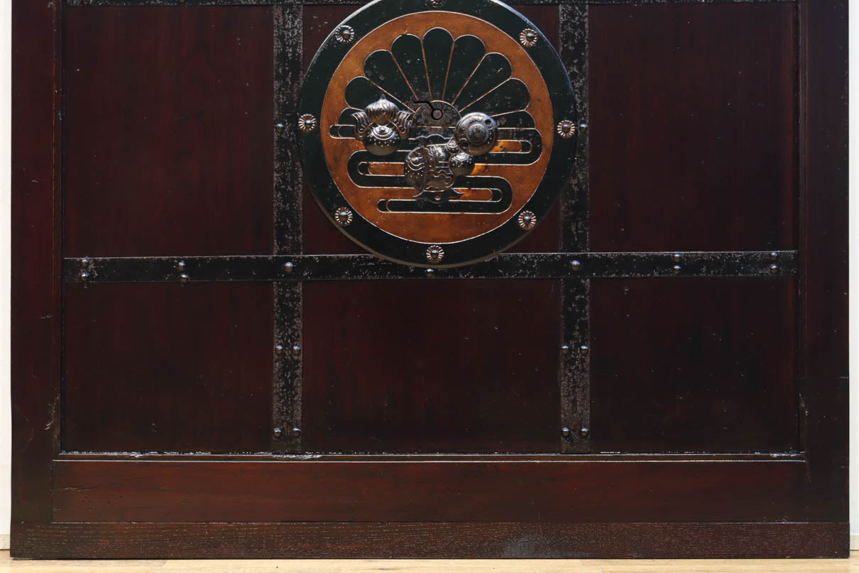 幅1075ミリ　優雅な光沢を放つ格子づくりの味わい深い蔵戸　G2547