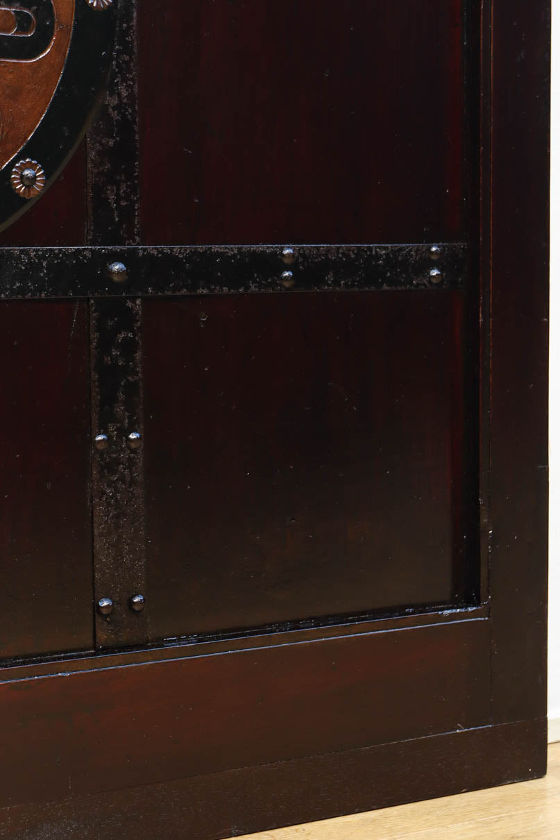 幅1075ミリ　優雅な光沢を放つ格子づくりの味わい深い蔵戸　G2547