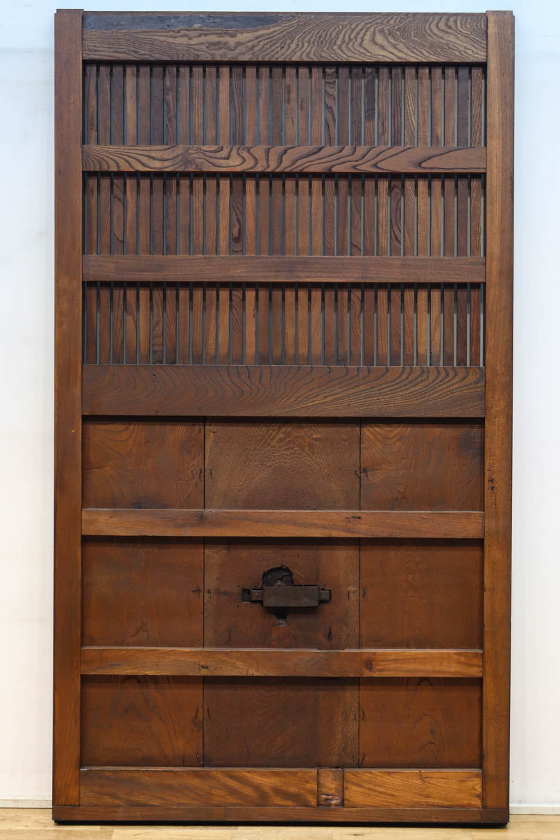 幅1075ミリ　優雅な光沢を放つ格子づくりの味わい深い蔵戸　G2547