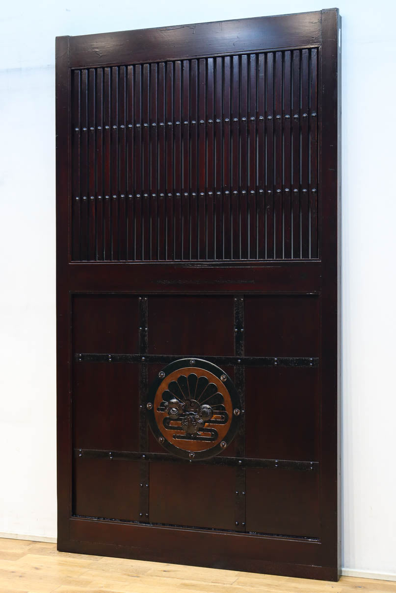 幅1075ミリ　優雅な光沢を放つ格子づくりの味わい深い蔵戸　G2547