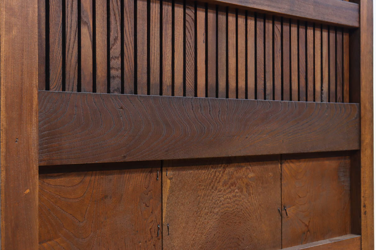 幅1075ミリ　優雅な光沢を放つ格子づくりの味わい深い蔵戸　G2547