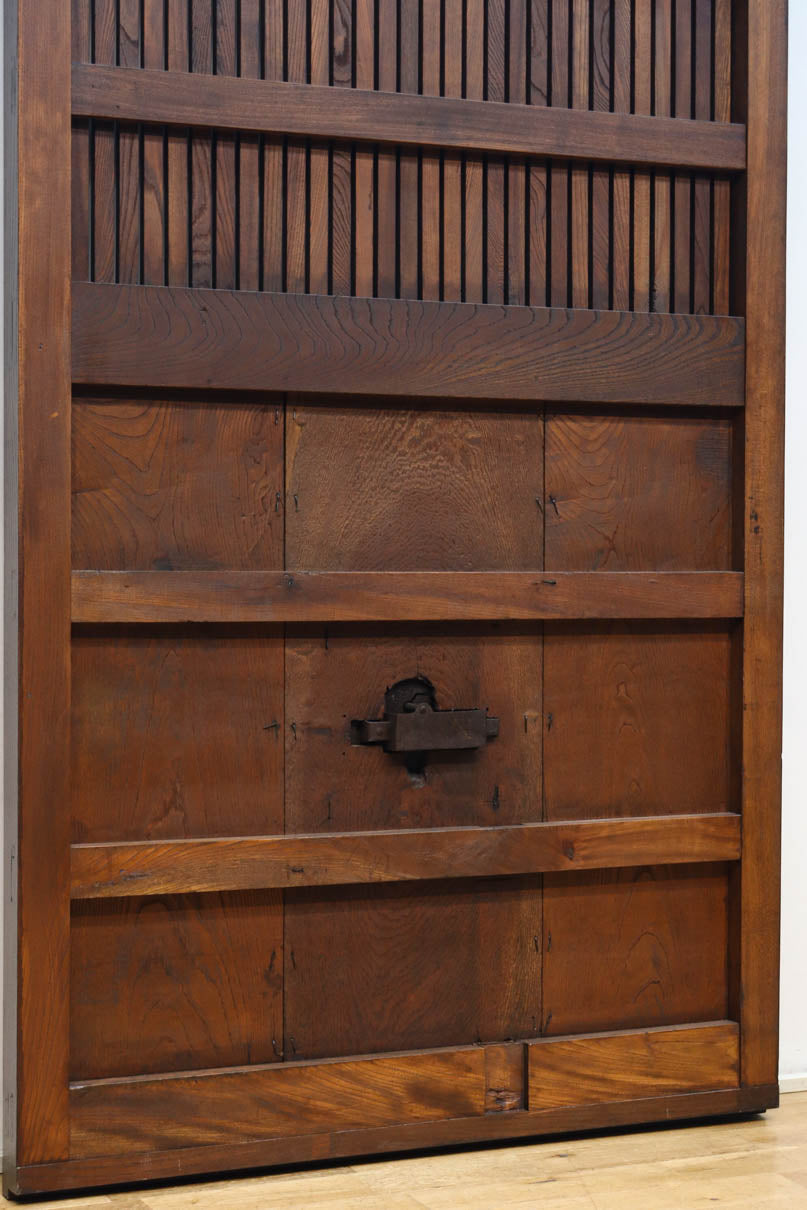 幅1075ミリ　優雅な光沢を放つ格子づくりの味わい深い蔵戸　G2547