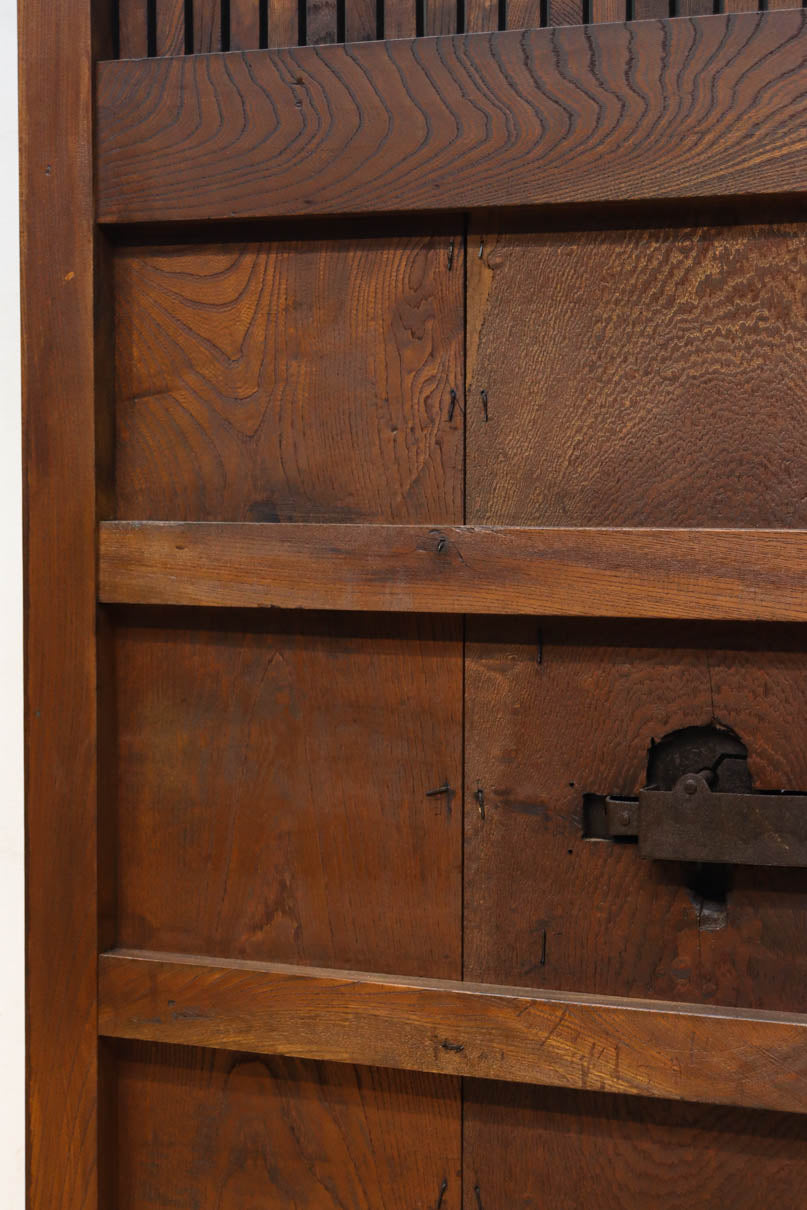 幅1075ミリ　優雅な光沢を放つ格子づくりの味わい深い蔵戸　G2547