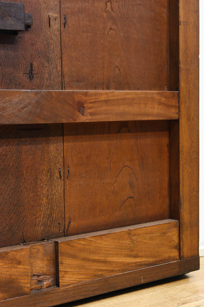 幅1075ミリ　優雅な光沢を放つ格子づくりの味わい深い蔵戸　G2547