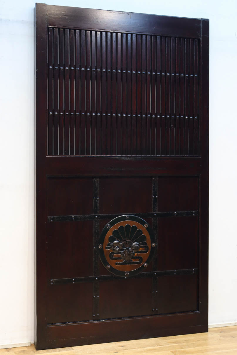 幅1075ミリ　優雅な光沢を放つ格子づくりの味わい深い蔵戸　G2547