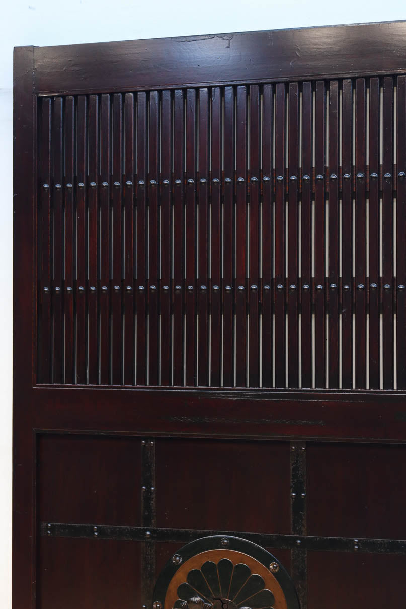 幅1075ミリ　優雅な光沢を放つ格子づくりの味わい深い蔵戸　G2547