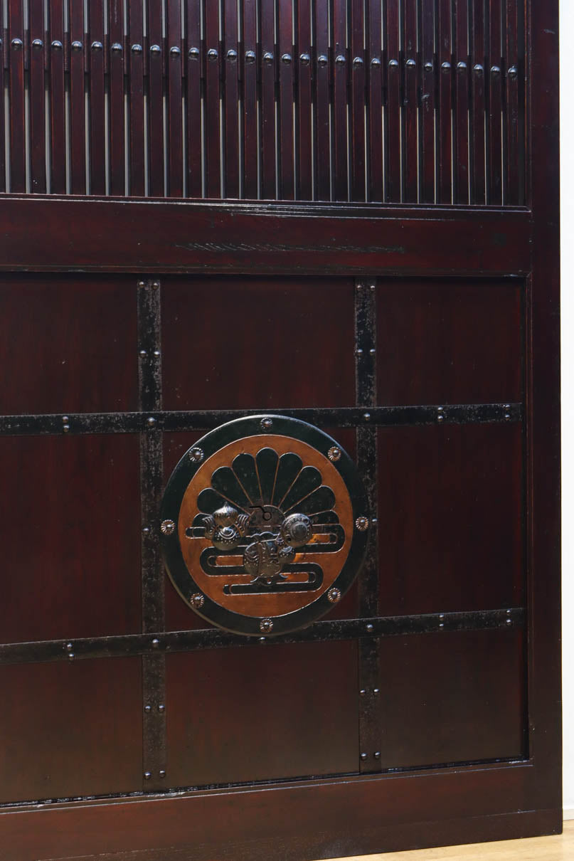 幅1075ミリ　優雅な光沢を放つ格子づくりの味わい深い蔵戸　G2547