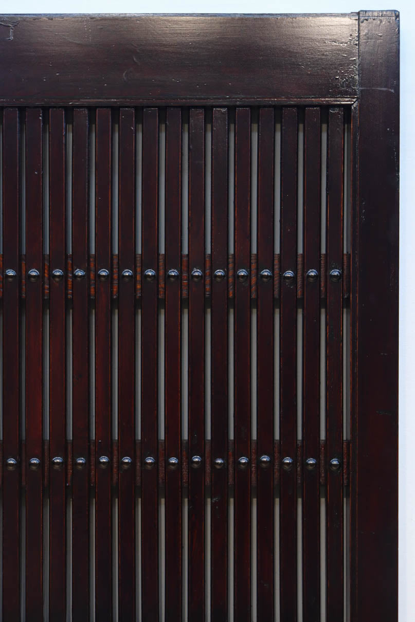 幅1075ミリ　優雅な光沢を放つ格子づくりの味わい深い蔵戸　G2547