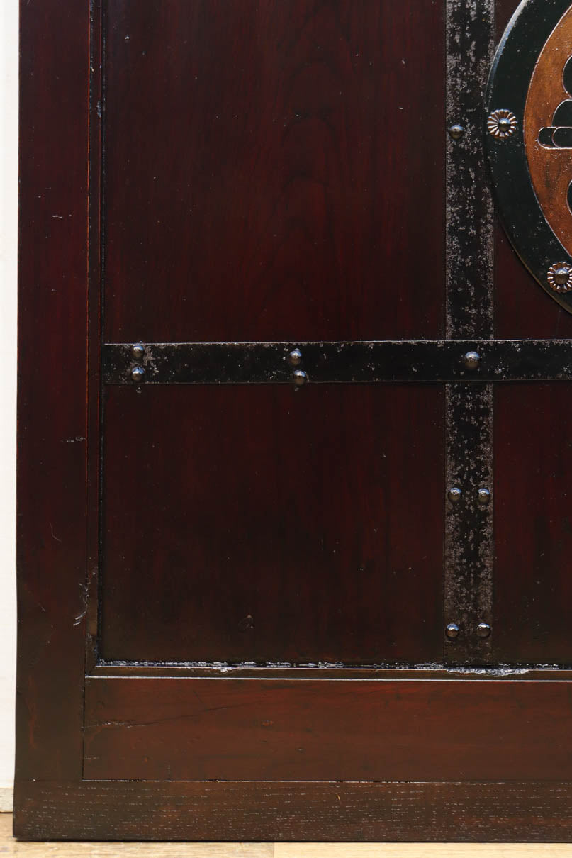 幅1075ミリ　優雅な光沢を放つ格子づくりの味わい深い蔵戸　G2547