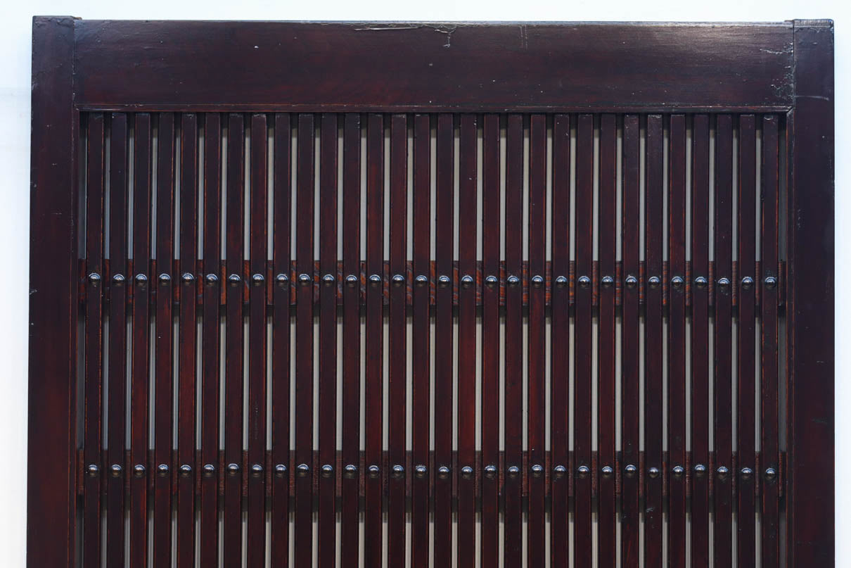 幅1075ミリ　優雅な光沢を放つ格子づくりの味わい深い蔵戸　G2547