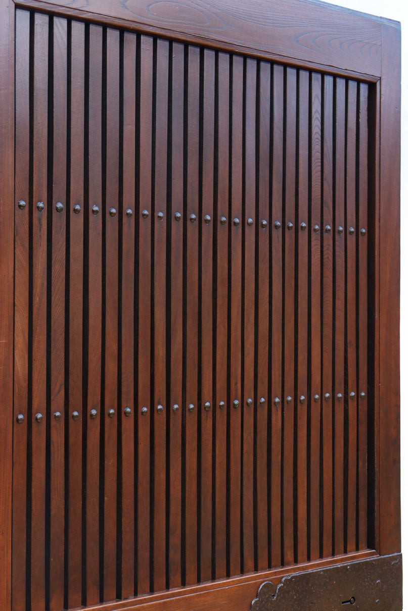 幅900ミリ　スリム幅!! 上品な漆の艶色に装飾金具が華を添える総欅格子蔵戸　G2548