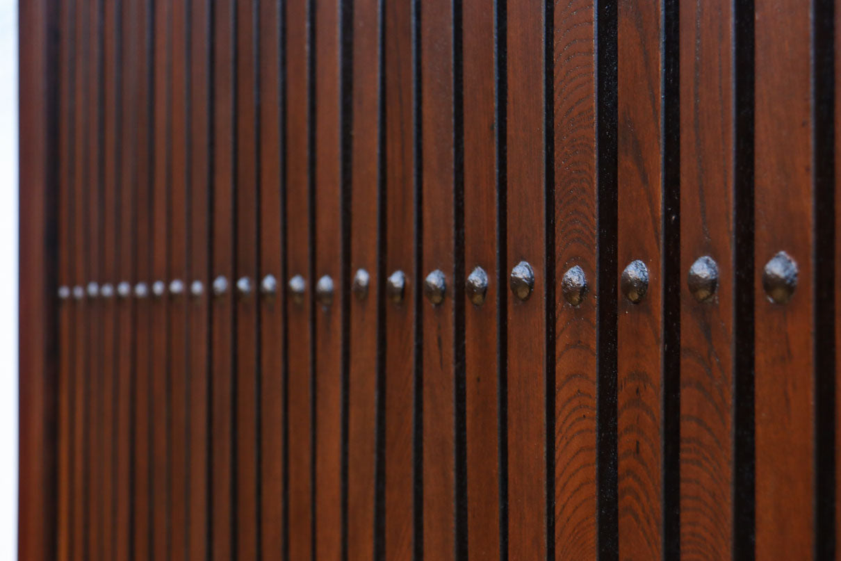 幅900ミリ　スリム幅!! 上品な漆の艶色に装飾金具が華を添える総欅格子蔵戸　G2548