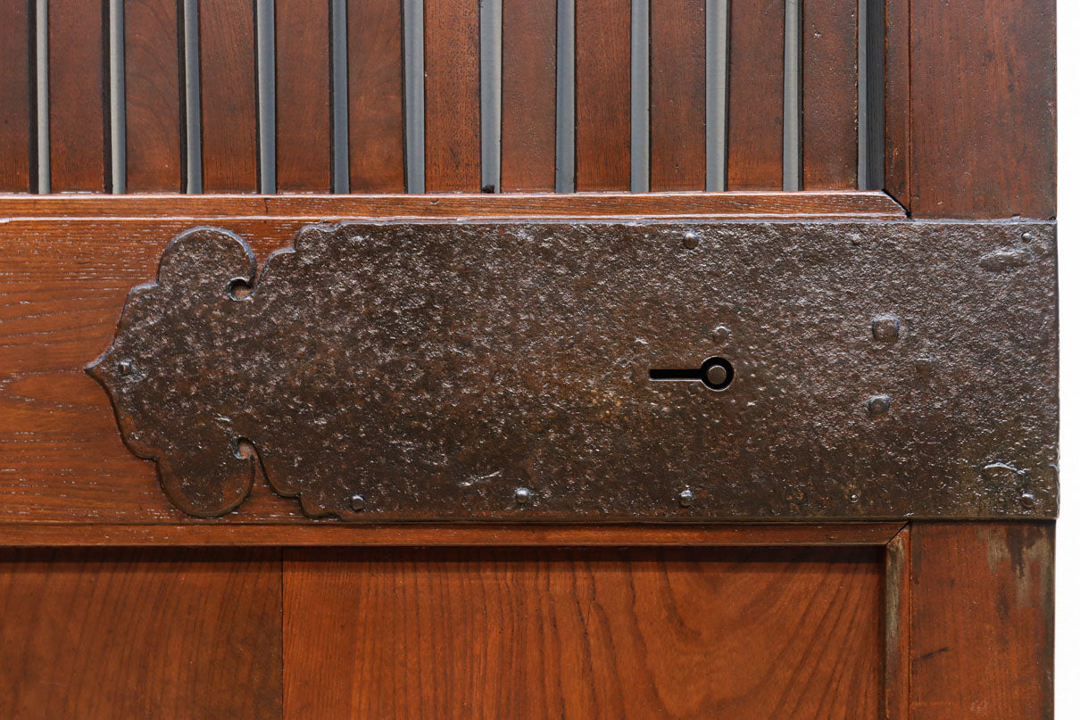 幅900ミリ　スリム幅!! 上品な漆の艶色に装飾金具が華を添える総欅格子蔵戸　G2548