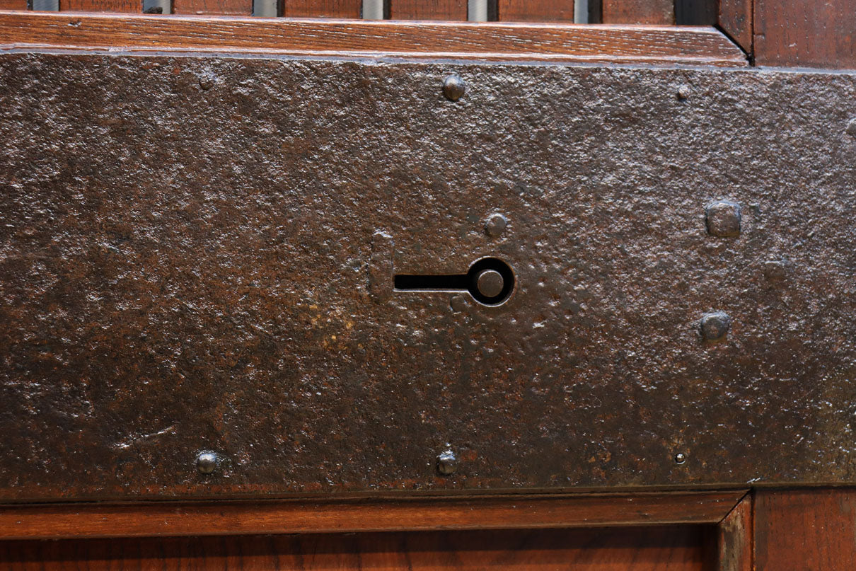 幅900ミリ　スリム幅!! 上品な漆の艶色に装飾金具が華を添える総欅格子蔵戸　G2548