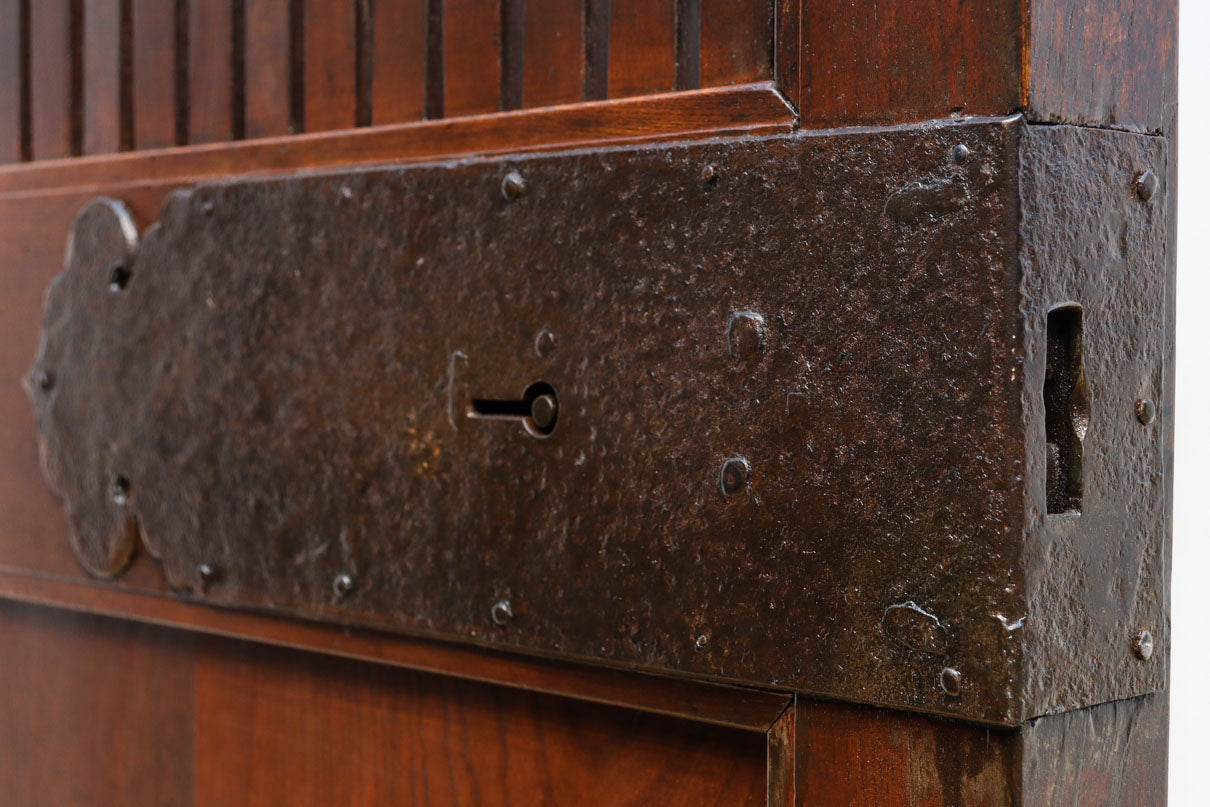 幅900ミリ　スリム幅!! 上品な漆の艶色に装飾金具が華を添える総欅格子蔵戸　G2548