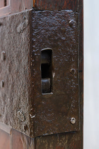 幅900ミリ　スリム幅!! 上品な漆の艶色に装飾金具が華を添える総欅格子蔵戸　G2548