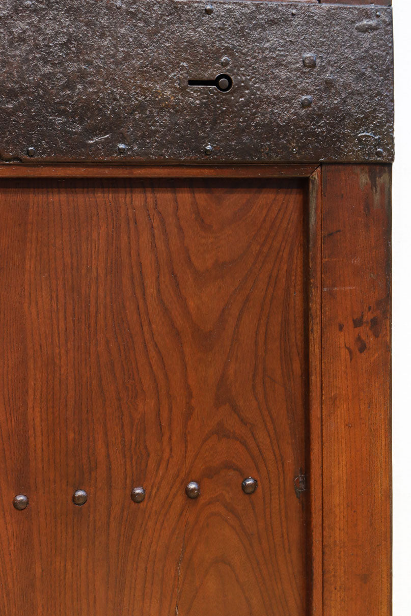 幅900ミリ　スリム幅!! 上品な漆の艶色に装飾金具が華を添える総欅格子蔵戸　G2548